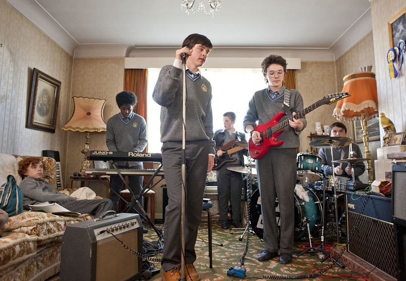 Ferdia Walsh-Peelo, Ben Carolan, Mark McKenna y Percy Chamburuka en Sing Street