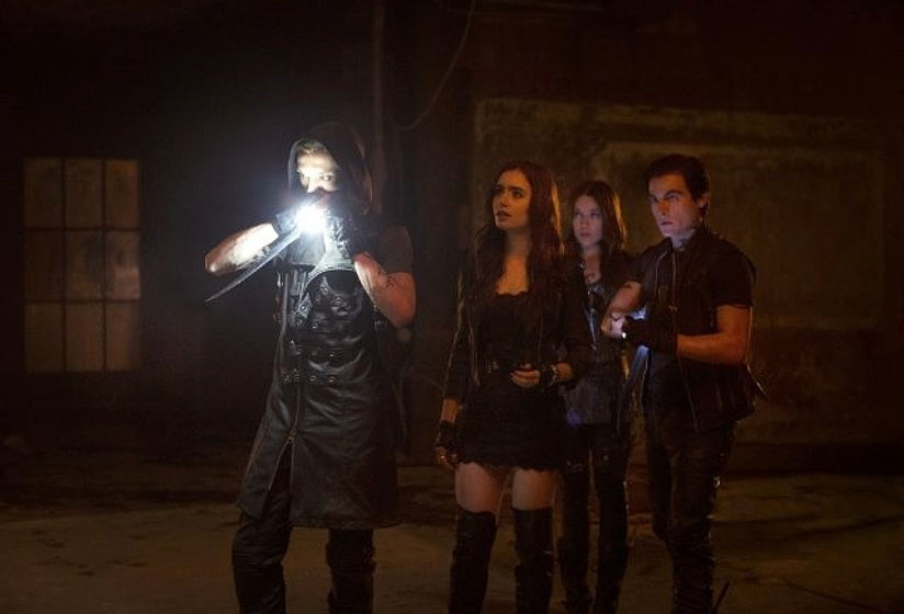 Kevin Zegers, Jamie Campbell Bower, Lily Collins y Jemima West en Cazadores de sombras: Ciudad de hueso