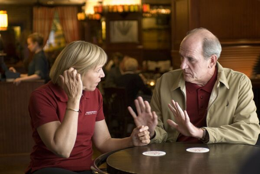 Frances McDormand y Richard Jenkins en Quemar Después de Leer