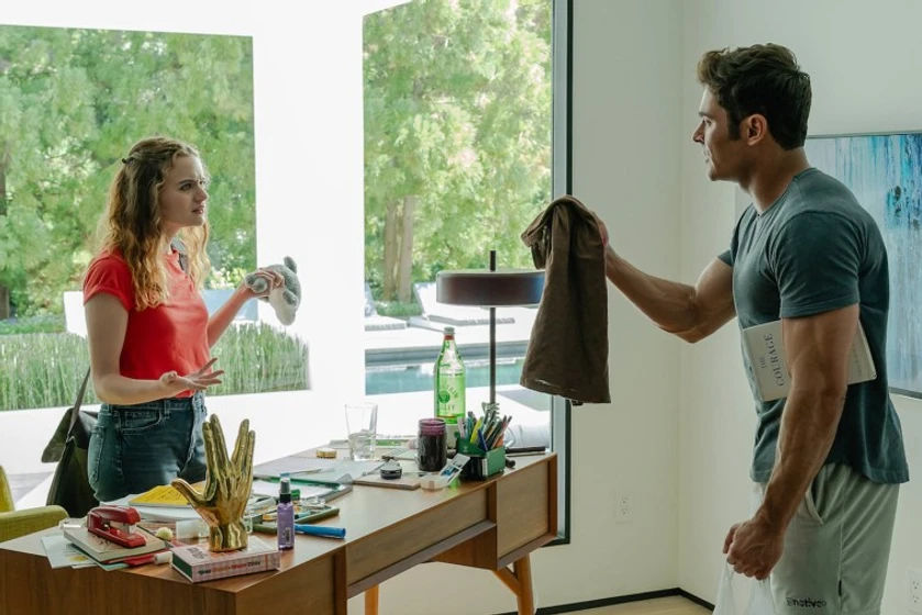 Zac Efron y Joey King en un-asunto-familiar