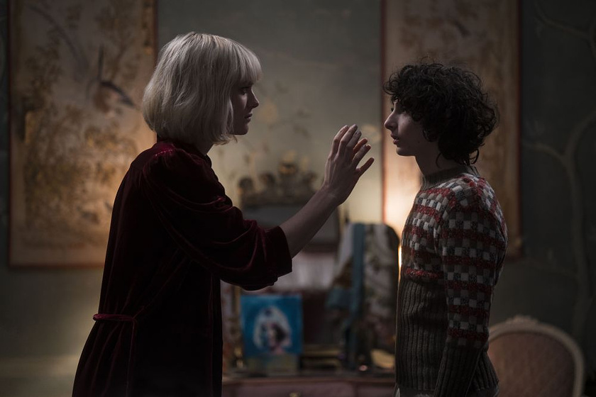 Mackenzie Davis y Finn Wolfhard en Otra vuelta de Tuerca