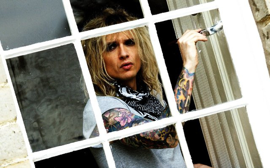 Justin Hawkins en Una Casa en las Afueras