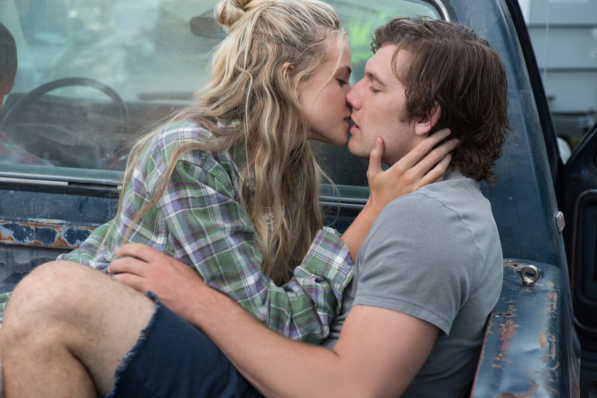 Alex Pettyfer y Gabriella Wilde en Más allá del Amor