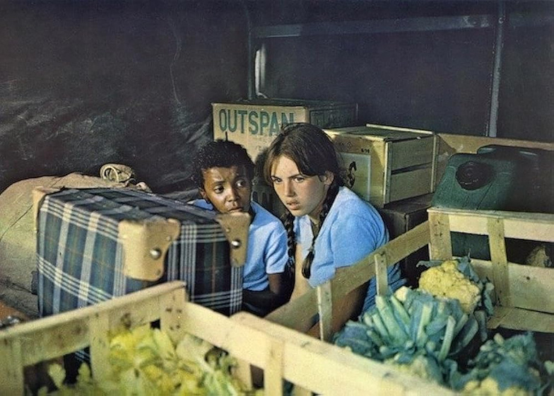 Isabelle Adjani y Claude Amazan en le-petit-bougnat