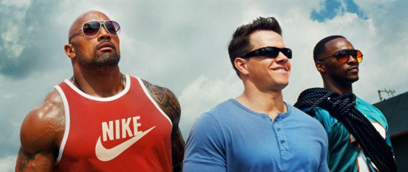 Mark Wahlberg, Dwayne Johnson y Anthony Mackie en Dolor y Dinero