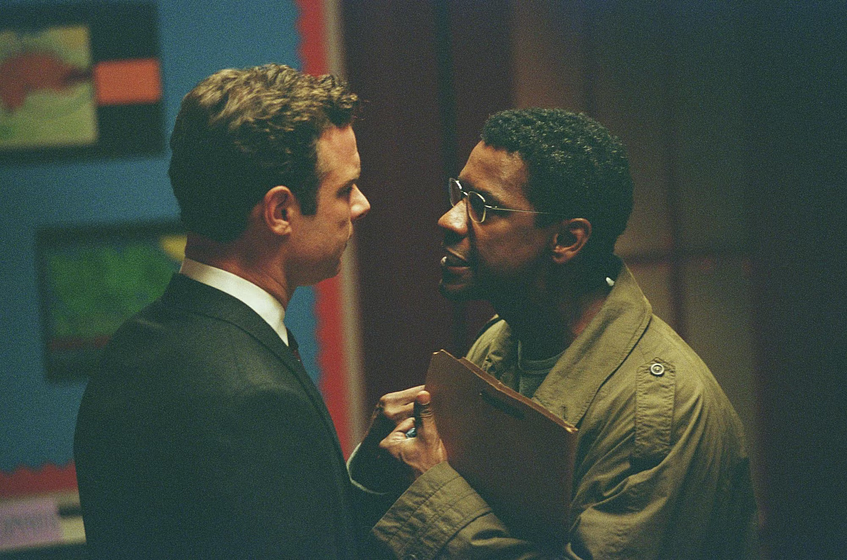 Denzel Washington y Liev Schreiber en El Mensajero del Miedo