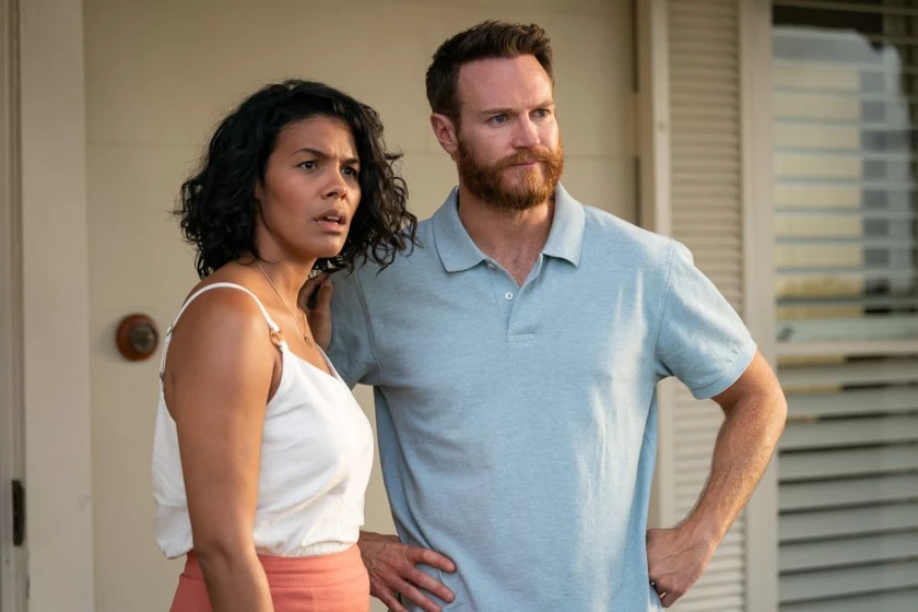 Josh Lawson y Zahra Newman en un-pequeno-contratiempo