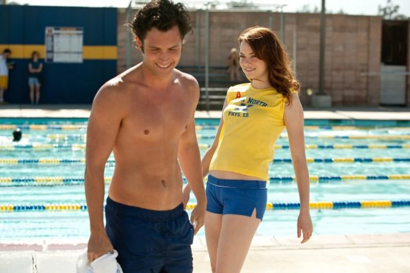 Emma Stone y Penn Badgley en Rumores y Mentiras