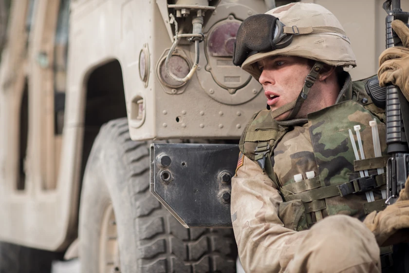 Nicholas Hoult en castillo-de-arena