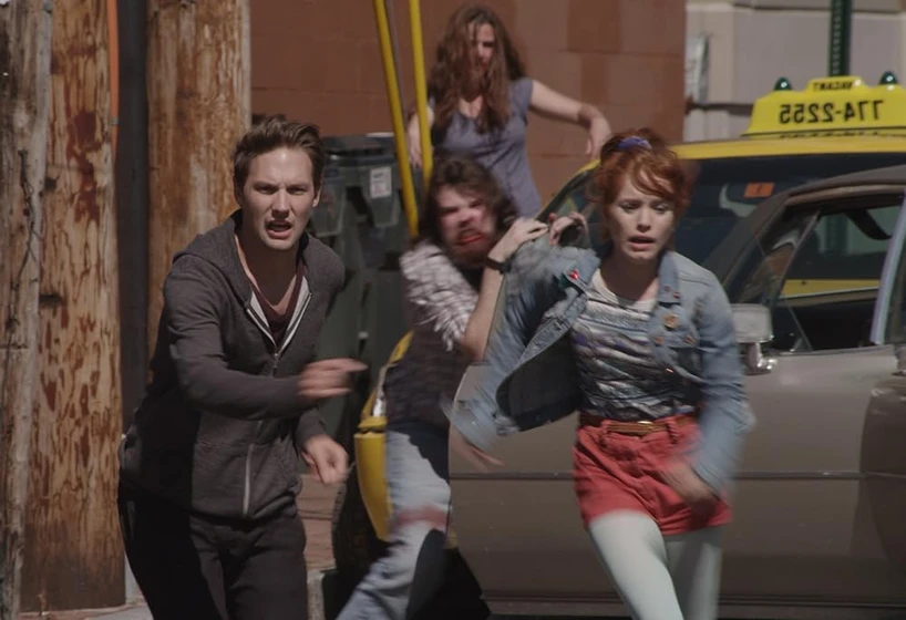 Michael Cassidy y Maria Thayer en deb-contra-los-zombies