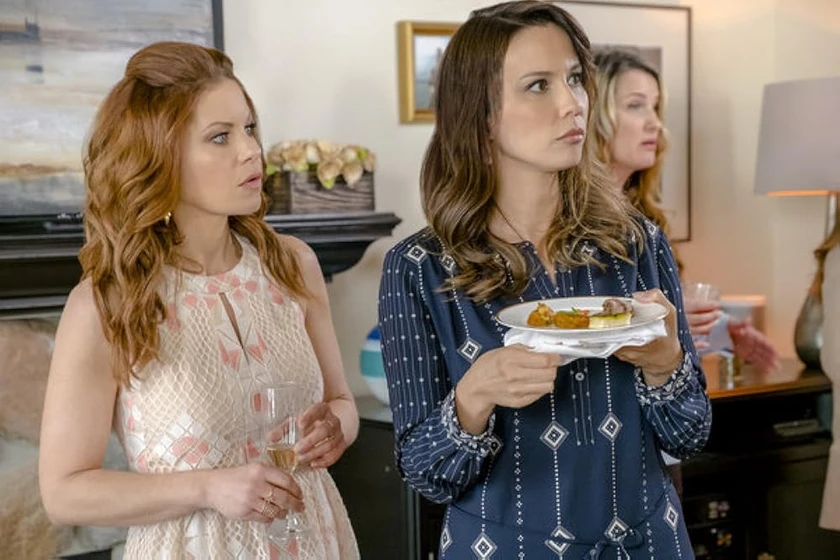 Lexa Doig y Candace Cameron Bure en un-misterio-para-aurora-teagarden-un-monton-de-problemas