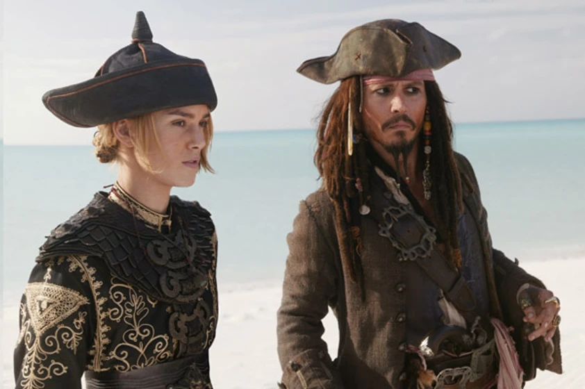 Johnny Depp y Keira Knightley en piratas-del-caribe-en-el-fin-del-mundo