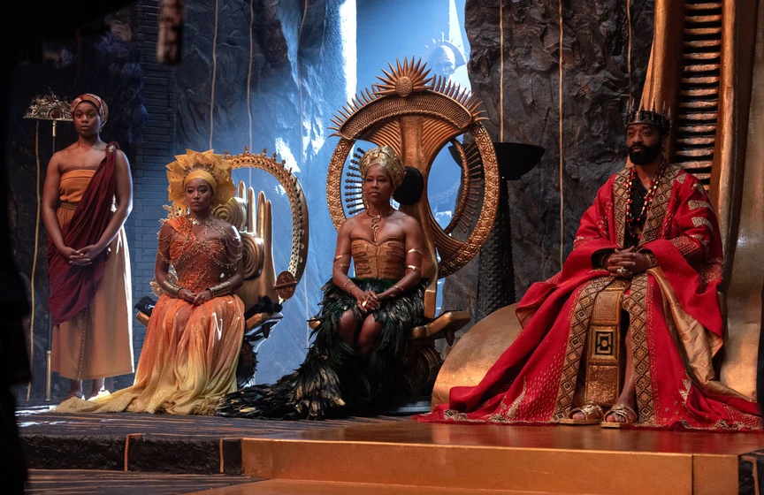 Regina King, Chiwetel Ejiofor y Amandla Stenberg en hijos-de-sangre-y-hueso