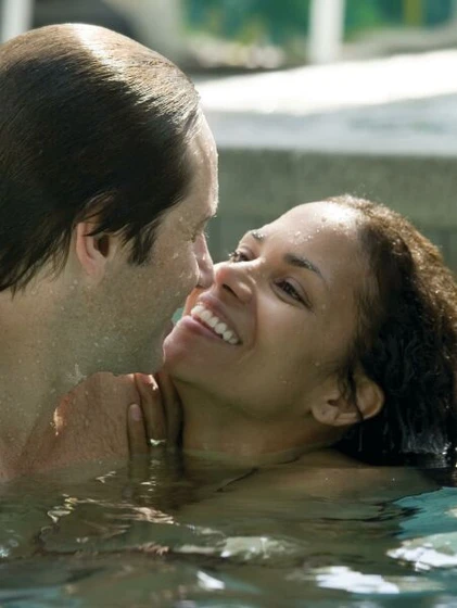 Halle Berry y David Duchovny en cosas-que-perdimos-en-el-fuego