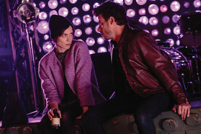 Rebecca Hall y François Arnaud en Una Relación abierta