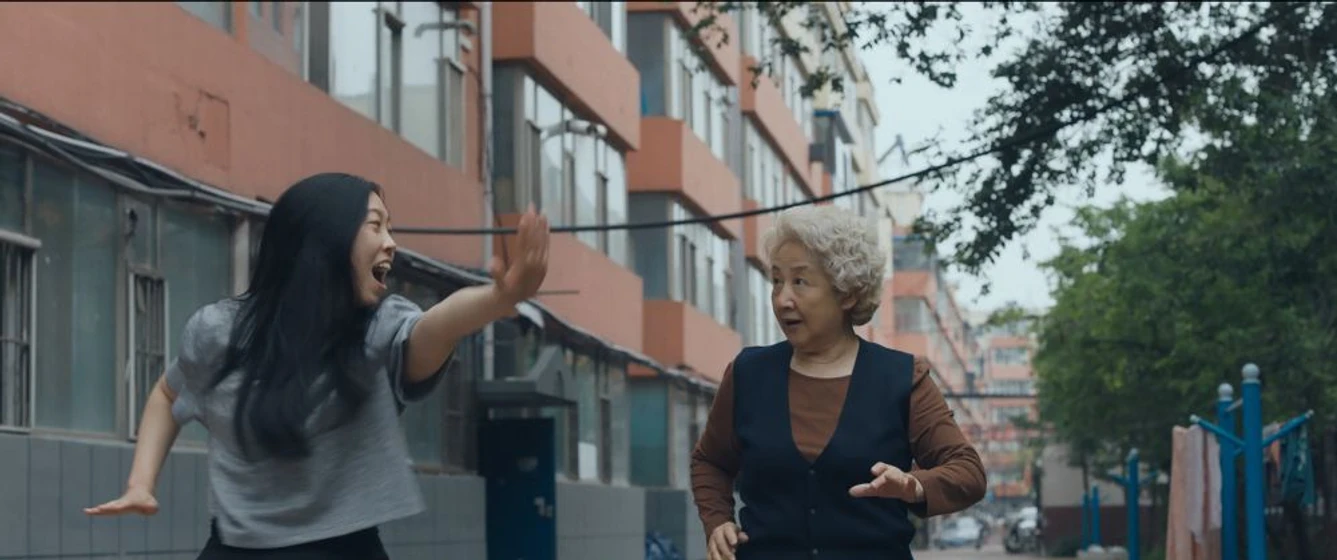 Awkwafina y Shuzhen Zhao en the-farewell