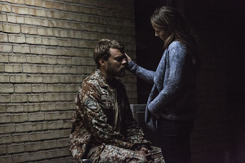 Tuva Novotny y Pilou Asbæk en A War