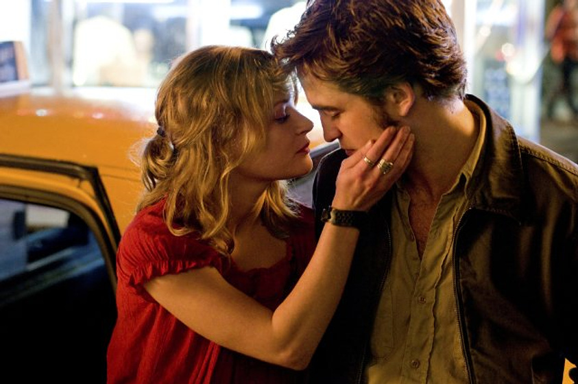 Robert Pattinson y Emilie de Ravin en Recuérdame