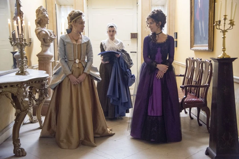 Kate Beckinsale y Emma Greenwell en amor-y-amistad