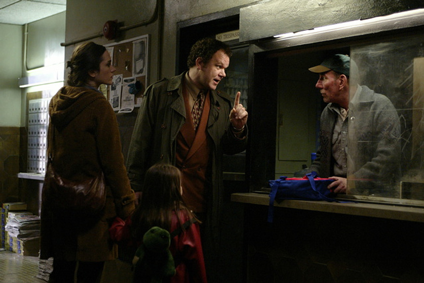 Pete Postlethwaite, John C. Reilly, Jennifer Connelly y Ariel Gade en Dark Water (La Huella)