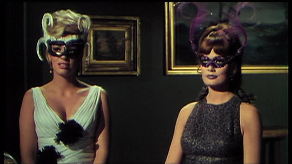 Margaret Lee y Marisa Mell en Nueva York llama a Superdrago