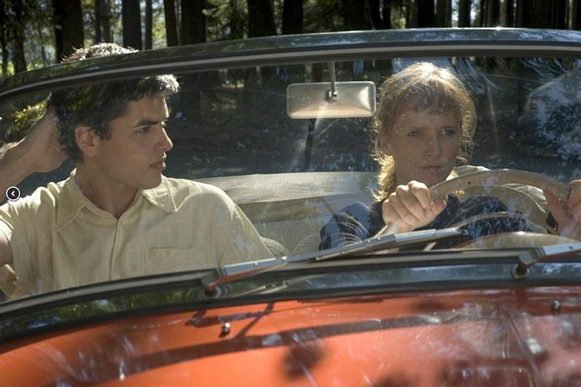 Anna Geislerová y Nik Xhelilaj en The Sorrow of Mrs. Schneider