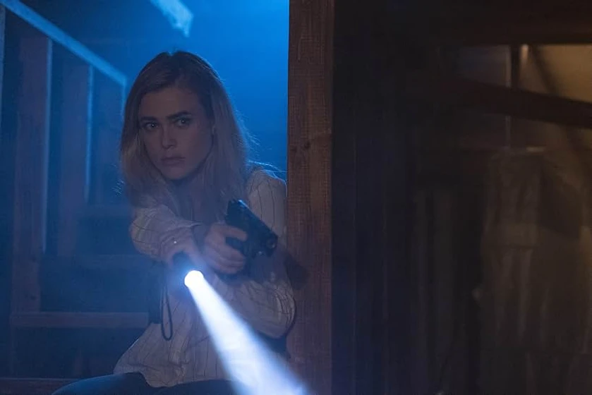 Melissa Roxburgh en jaula-mental