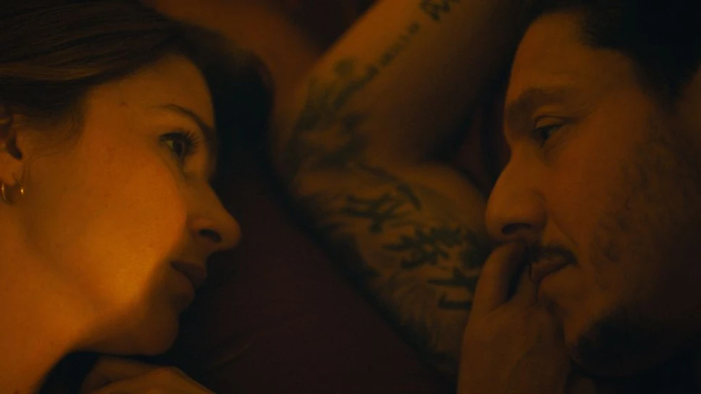 Theo Rossi y Aya Cash en bruton