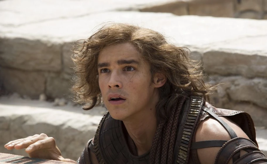 Brenton Thwaites en dioses-de-egipto