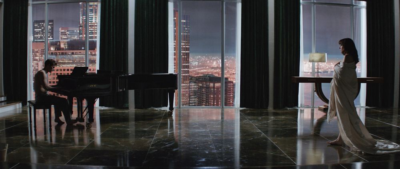 Jamie Dornan y Dakota Johnson en Cincuenta sombras de Grey