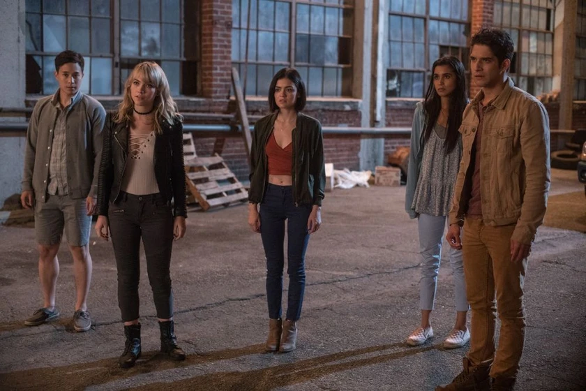 Tyler Posey, Lucy Hale, Violett Beane, Hayden Szeto y Sophia Ali en verdad-o-reto