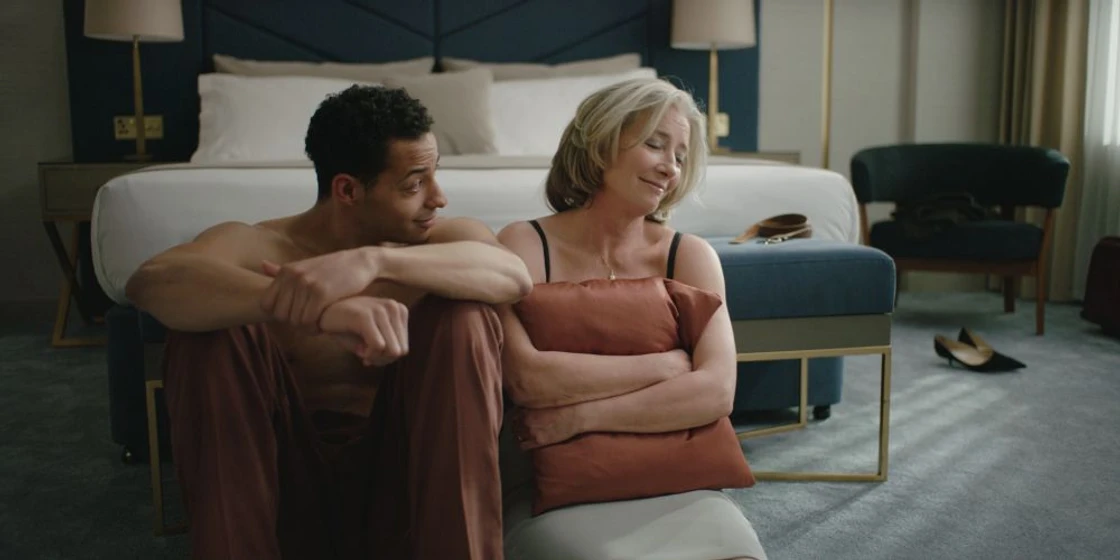 Emma Thompson y Daryl McCormack en buena-suerte-leo-grande