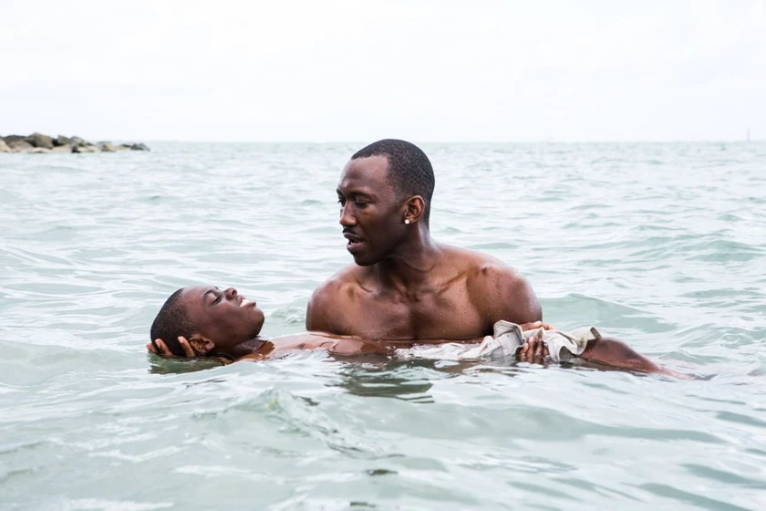 Mahershala Ali y Alex R. Hibbert en moonlight-2016