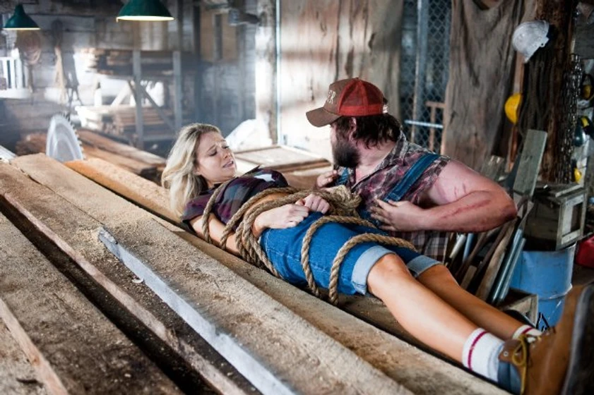 Tyler Labine y Katrina Bowden en tucker-dale-vs-evil