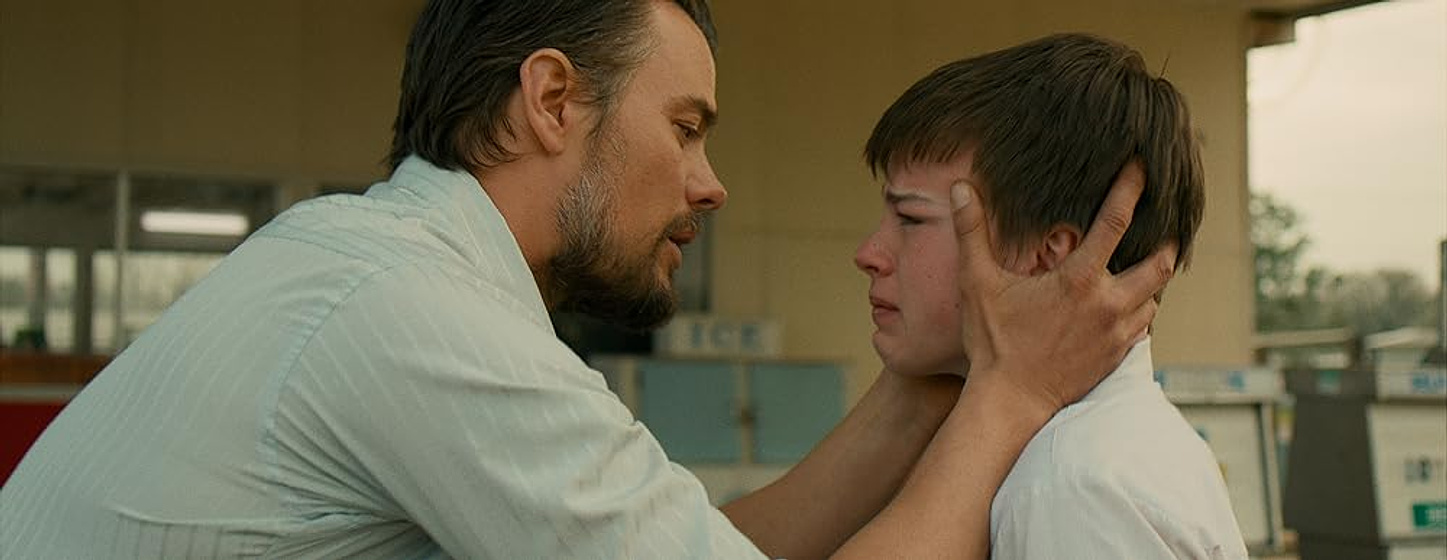 Josh Duhamel y Josh Wiggins en Perdidos en el Sol