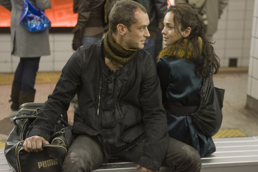 Jude Law y Alice Braga en Repo Men