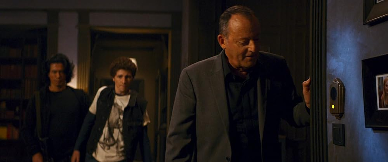 Jean Reno, Hideaki Ito y Julian Feder en The Doorman