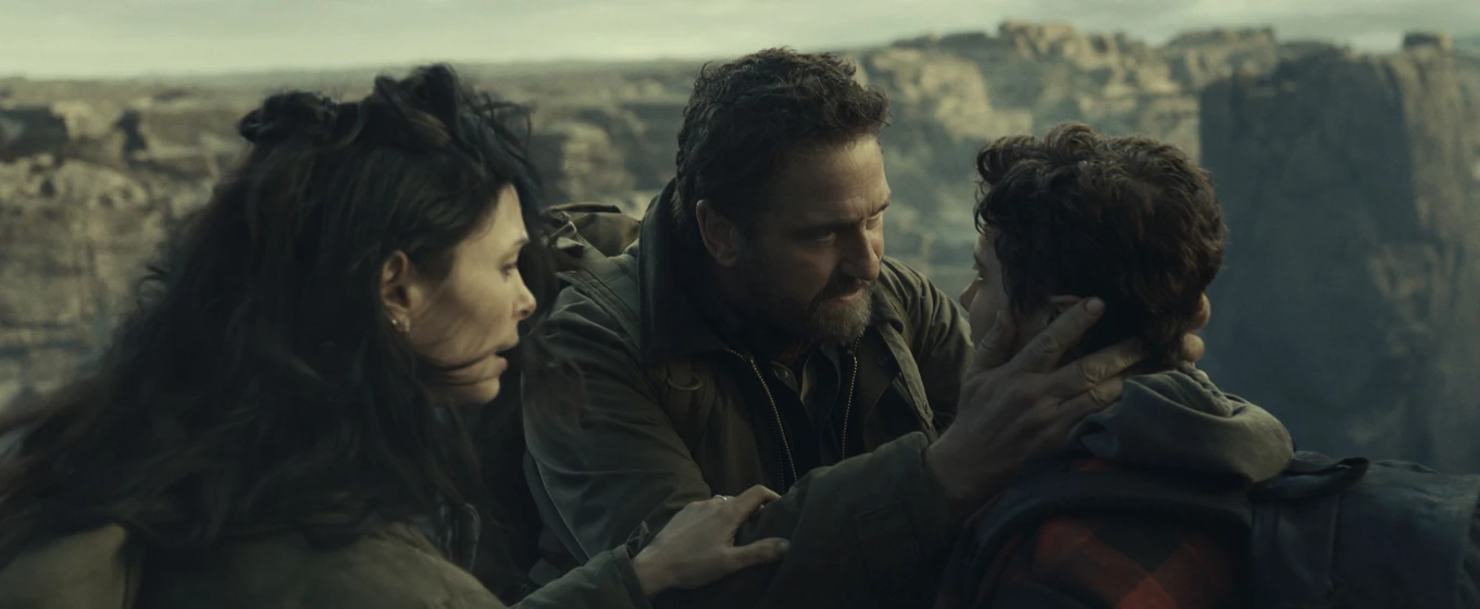 Gerard Butler y Morena Baccarin en greenland-2