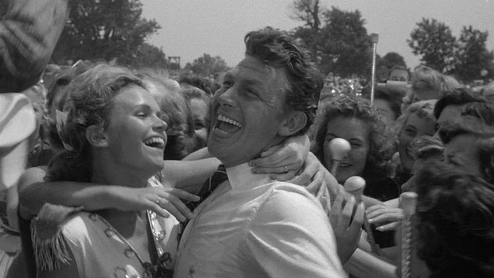 Lee Remick y Andy Griffith en un-rostro-en-la-multitud