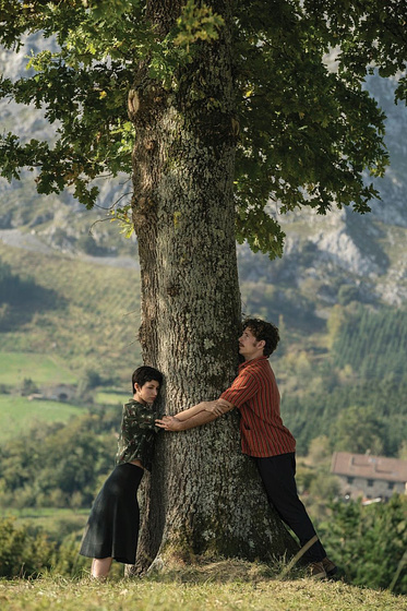 Úrsula Corberó y Joaquín Furriel en El Árbol de la Sangre
