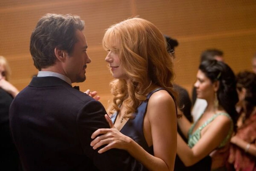Gwyneth Paltrow y Robert Downey Jr. en iron-man