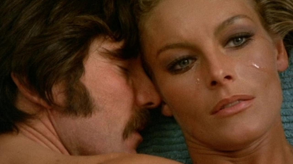 George Lazenby y Anita Strindberg en ¿Quién la ha Visto Morir?