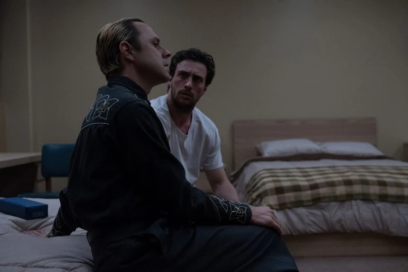 Giovanni Ribisi y Aaron Taylor-Johnson en en-mil-pedazos