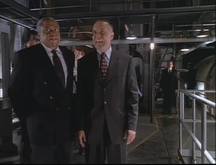Tom McBeath y Ron Canada en objetivo-manhattan-nick-fury-agent-of-shield
