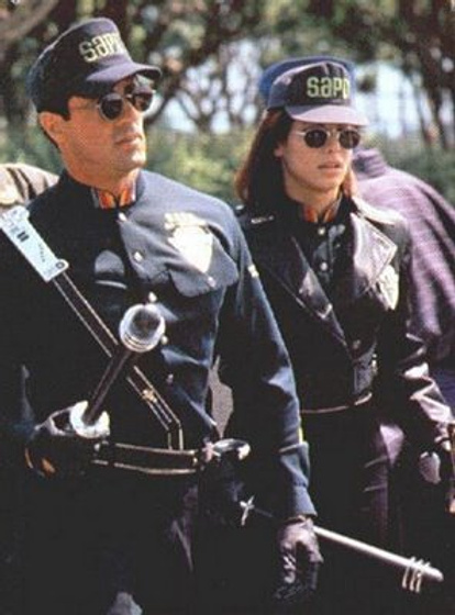 Sylvester Stallone y Sandra Bullock en Demolition Man
