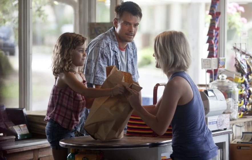 Josh Duhamel, Julianne Hough y Mimi Kirkland en un-lugar-donde-refugiarse