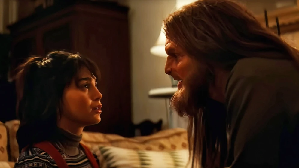 Tommy Dewey y Melissa Barrera en amor-a-lo-bestia