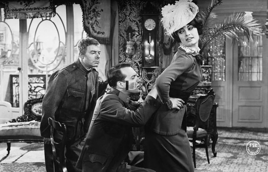 Heinz Rühmann, Marisa Mell y Ernst Stankovski en el-bravo-soldado-schwejk