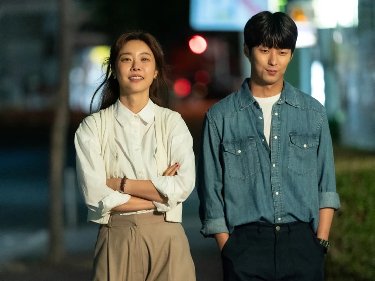 Sohee y Ahn Dong-gu en layover-hotel