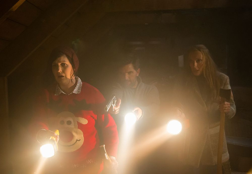 Toni Collette, Adam Scott y Allison Tolman en Krampus. Maldita Navidad